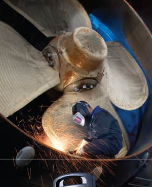 taglio di componenti metallici su eliche navali