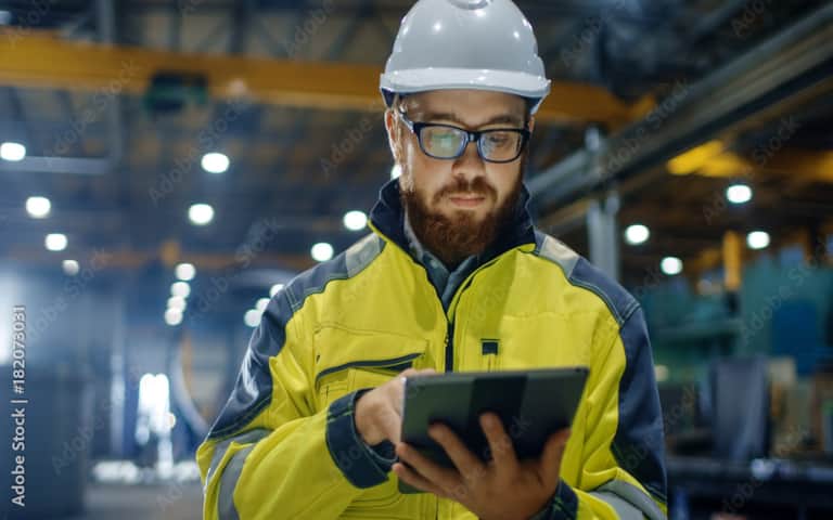 Imagen de un trabajador con un casco