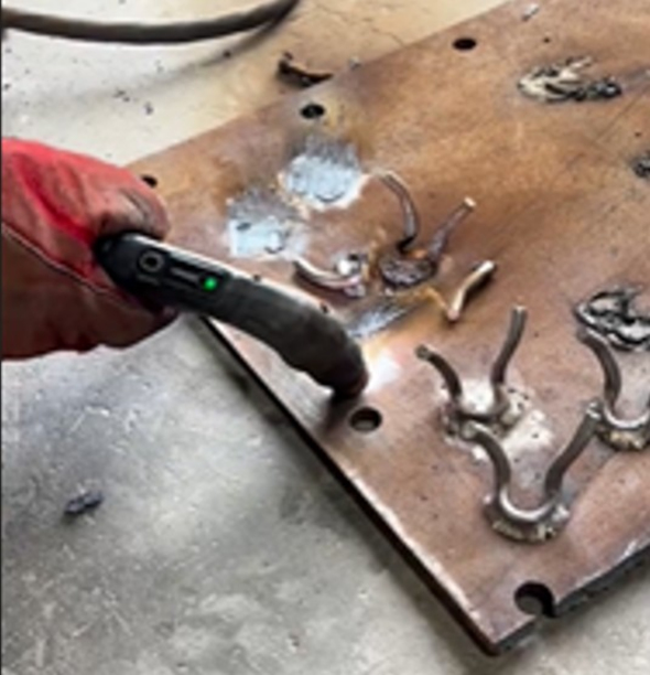 贴近切割的特写图像