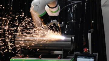 Art_Cobot Cutting2_590x393.jpg
