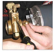 Figure 4 - Adjusting pump pressure