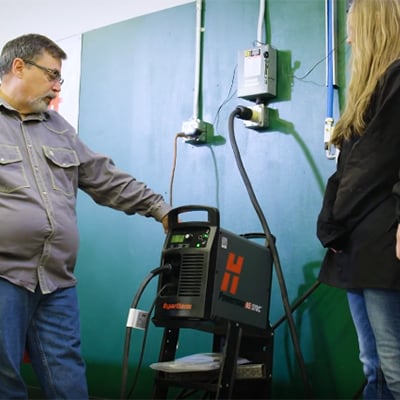 Instructors shows students advantages of Powermax SYNC